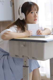 不扣钮的女孩